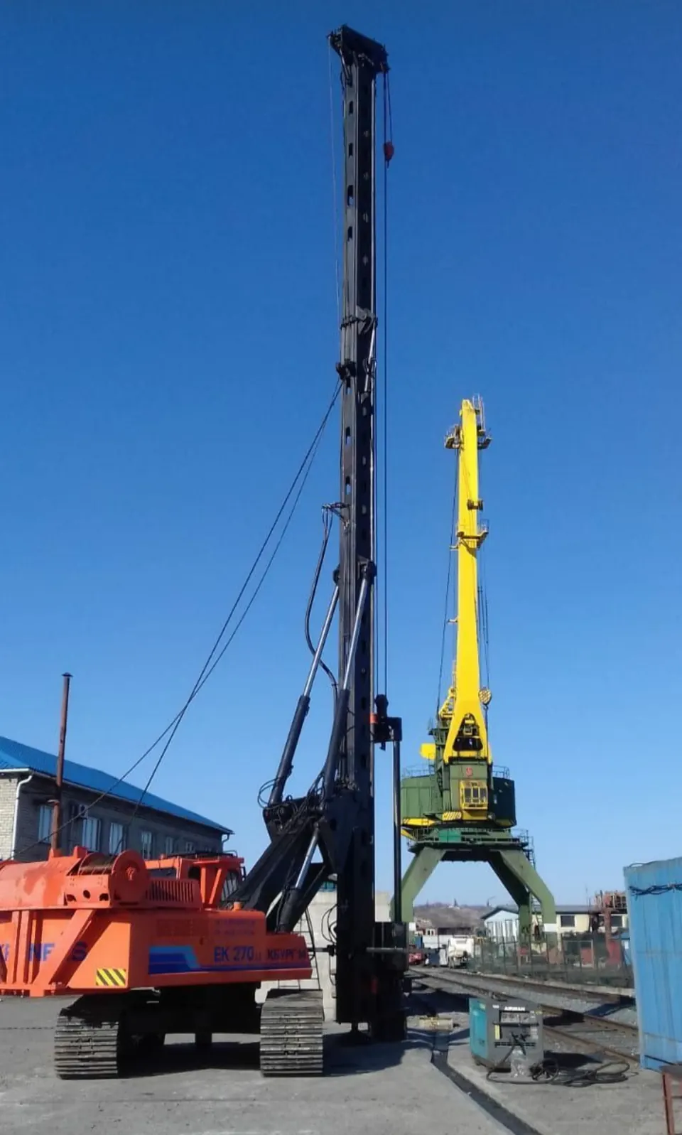 Сваебой на базе экскаватора ЕК-270